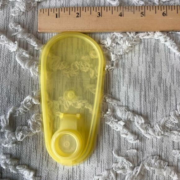 Vintage Yellow Tupperware 1 Quart Pitcher 792-7 - Picture 4 of 12